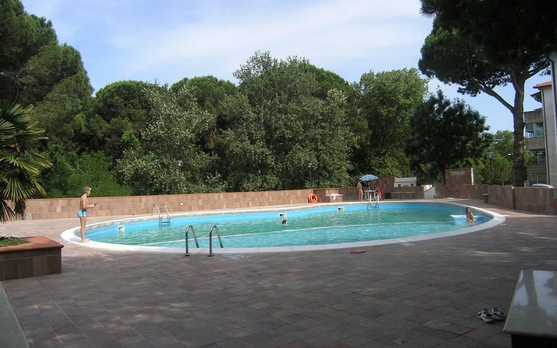 Appartamento trilocale al piano terra in residence con piscina