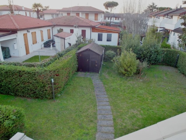 Villetta al primo piano con tre camere da letto e giardino privato