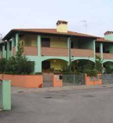 Villetta trilocale in vendita in residence con piscina a Lide delle Nazioni